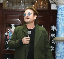 Τα Χριστούγεννα των U2 στο πλευρό των αστέγων 