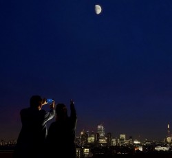 Ακούστε τη νέα μουσική του Vangelis φωτογραφίζοντας το φεγγάρι 