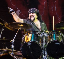 Ένα live tribute στον Vinnie Paul από μέλη των Korn, των Godsmack, των Deftones κ.α 
