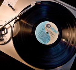 Το βινύλιο ξεπέρασε και φέτος το digital downloading 