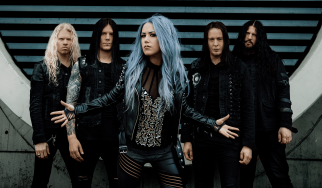 Ένα άλμπουμ με διασκευές και ένα 7ιντσο από τους Arch Enemy