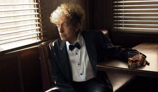 O Bob Dylan στο τσίρκο με ένα μπουκάλι ουίσκι ανά χείρας