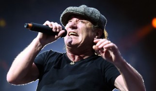 Ο Brian Johnson διασκευάζει το "Route 66"