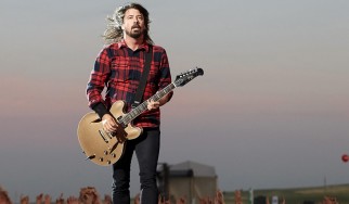 Ο Dave Grohl πέφτει από τη σκηνή ξεγελώντας, αυτή τη φορά, το κοινό