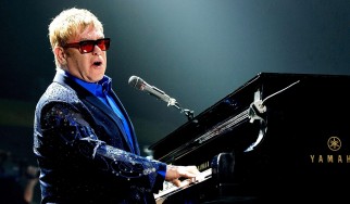 O Elton John εγκαταλείπει τη σκηνή λέγοντας σε fan να πάει να γαμ…