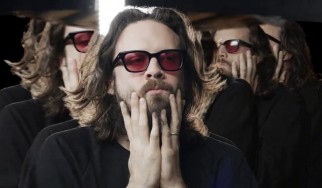 Το «σουρεαλιστικό ξενοδοχείο» του Father John Misty