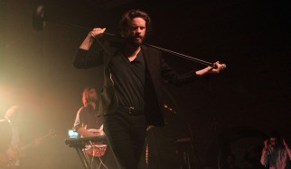 «Φρέσκος» Father John Misty…