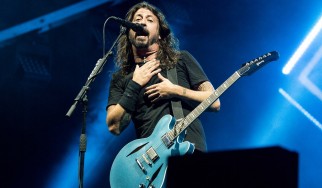 Ένας …γάμος κατά τη διάρκεια συναυλίας των Foo Fighters (video)