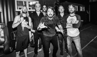 Οι Foo Fighters προσκαλούν φαν των Kiss στη σκηνή (video)