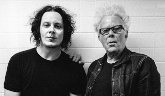 Ο Tom Waits «ορκίζει» μουσικούς και κλέβει το ρολόι του Jack White