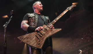 Ο James Hetfield φτιάχνει κιθάρα με ξύλο από το γκαράζ των πρώτων ηχογραφήσεων