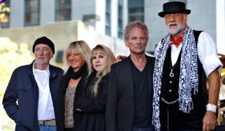 Ο Lindsey Buckingham μηνύει τους Fleetwood Mac