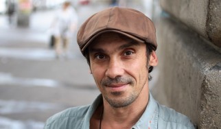 O Manu Chao στο πλευρό των μουσικών του δρόμου της Θεσσαλονίκης