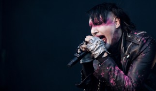 Ο Marilyn Manson αναγκάζει fan να βγάλει το t-shirt των Avenged Sevenfold (video)