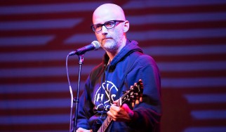 O Moby στην σκηνή των Rise Against
