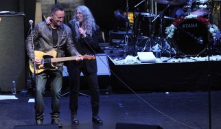 H Patti Smith συναντά στη σκηνή τους Bruce Springsteen και Michael Stipe