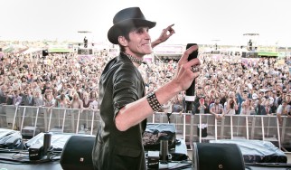 Ο Perry Farrell των Jane’s Addiction στη σκηνή των Pearl Jam