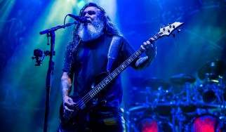 Απαρηγόρητο κοριτσάκι κλαίει γιατί δεν μπορεί να δει τους Slayer