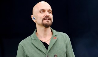 Tim Booth: «Παραλίγο να παίξω μπουνιές με τον Nick Cave…»