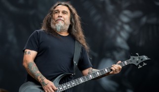 Fan επιστρέφει κολυμπώντας σε συναυλία των Slayer