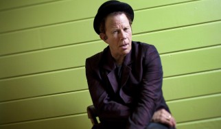 Ο Tom Waits ερμηνεύει αντιφασιστικό ύμνο…