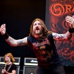 Ο frontman των Orange Goblin βγάζει τον ώμο fan μετά από… high five