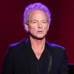 Ο Lindsey Buckingham χάνει τη φωνή του κατά τη διάρκεια χειρουργικής επέμβασης 