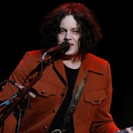 O Julian Casablancas στην σκηνή του Jack White και των Raconteurs