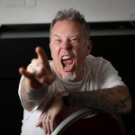 O James Hetfield στο τιμόνι υπό τους ήχους του "Αce Of Spades" (video)