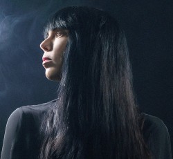 Η A.A. Williams «ανοίγει» τις συναυλίες των Sisters Of Mercy στη χώρα μας 