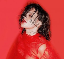 Η Anna Calvi έρχεται για πρώτη φορά στην Ελλάδα 