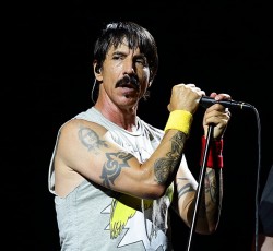 Οι Red Hot Chili Peppers διασκευάζουν Cars εις μνήμην Ric Ocasek 