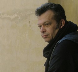 Μπάμπης Παπαδόπουλος: Μια surf-punk διασκευή στο κομμάτι του Καραγκιόζη
