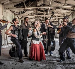 Μια πολυπολιτισμική μουσική βραδιά με την Barcelona Gipsy Balkan Orchestra στην Τεχνόπολη 