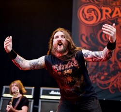 Ο frontman των Orange Goblin βγάζει τον ώμο fan μετά από… high five 