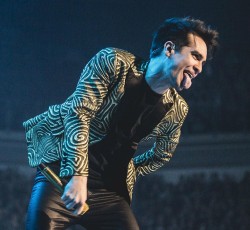 Ο frontman των Panic! At The Disco πειραματίζεται με… heavy μουσική 