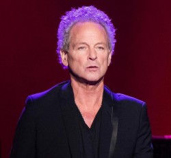 Ο Lindsey Buckingham χάνει τη φωνή του κατά τη διάρκεια χειρουργικής επέμβασης  