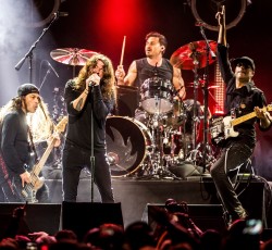 Dave Grohl, Robert Trujillo και μέλη των Audioslave διασκευάζουν το "Show Me How To Live" 