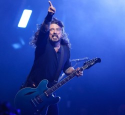 Ο Dave Grohl «κατεβάζει» μια μπύρα και -ξανα-πέφτει από την σκηνή 