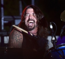 Ο Dave Grohl διασκευάζει Motorhead και Thin Lizzy προς τιμήν του Ronnie James Dio