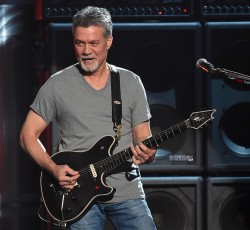Eddie Van Halen: «Ο καρκίνος μου προκλήθηκε από τις μεταλλικές πένες που έβαζα στο στόμα…» 