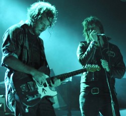 O Eddie Vedder στην σκηνή των Strokes 