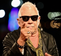 O Eric Burdon αρνείται να παίξει στην Ολλανδία απλήρωτος, δέχεται επίθεση από τον promoter 
