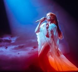 Οι ώρες εμφάνισης για τις συναυλίες των Florence & The Machine στην Αθήνα 