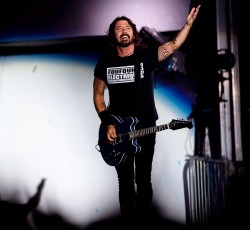 Οι Foo Fighters διασκευάζουν το οριακό "Planet Claire" των B-52’s 