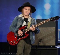 Εννιάχρονος σολάρει το "Sweet Child O’ Mine" και αφήνει τους πάντες άφωνους