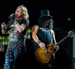 Οι Guns N’ Roses καταθέτουν αγωγή εναντίον ζυθοποιίας