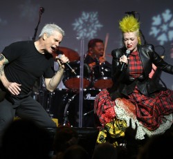 Henry Rollins και Cyndi Lauper αναπολούν τους Black Flag