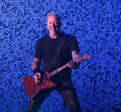 O James Hetfield καλεί την γυναίκα που σώθηκε από το πούμα