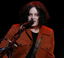 O Julian Casablancas στην σκηνή του Jack White και των Raconteurs